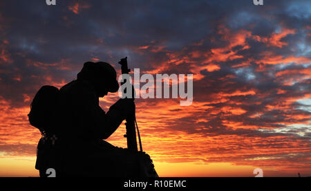 Das Tommy War Memorial bei Sonnenaufgang, in Seaham, County Durham, vor dem Wochenende Gedenken an 100 Jahre seit dem Ende des Ersten Weltkriegs. Stockfoto