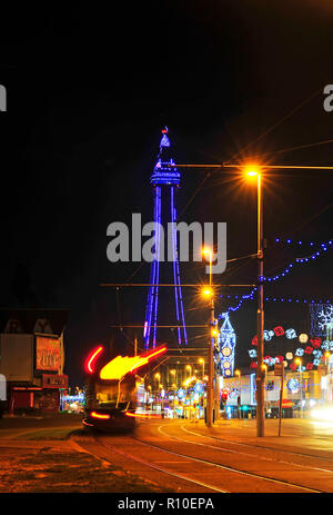 Blackpool Tower und Tram während der jährlichen Beleuchtung Stockfoto