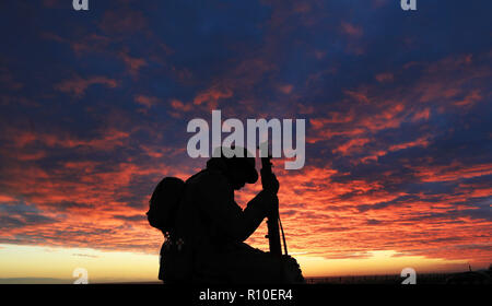 Das Tommy War Memorial bei Sonnenaufgang, in Seaham, County Durham, vor dem Wochenende Gedenken an 100 Jahre seit dem Ende des Ersten Weltkriegs. Stockfoto