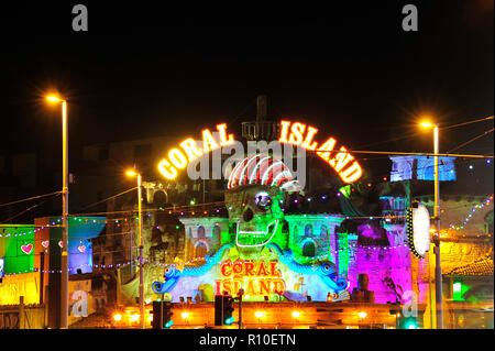 Coral Island Spielhalle in der Nacht auf Blackpools Strandpromenade während der jährlichen Illuminations Stockfoto