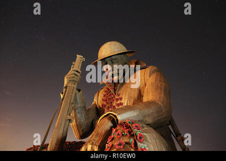 Das Tommy Kriegerdenkmal unter den Sternen im Seaham, County Durham, vor dem Wochenende Gedenken an 100 Jahre seit dem Ende des Ersten Weltkriegs. Stockfoto