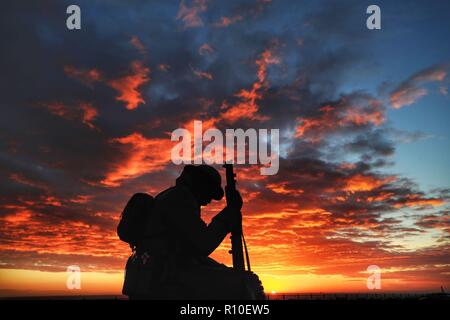 Das Tommy War Memorial bei Sonnenaufgang, in Seaham, County Durham, vor dem Wochenende Gedenken an 100 Jahre seit dem Ende des Ersten Weltkriegs. Stockfoto