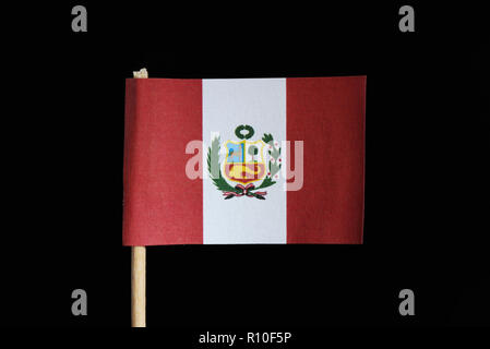 Eine offizielle und originale Flagge von Peru auf Zahnstocher auf schwarzem Hintergrund. Eine vertikale Triband von Rot und Weiß mit den nationalen Wappen auf Zentriert Stockfoto