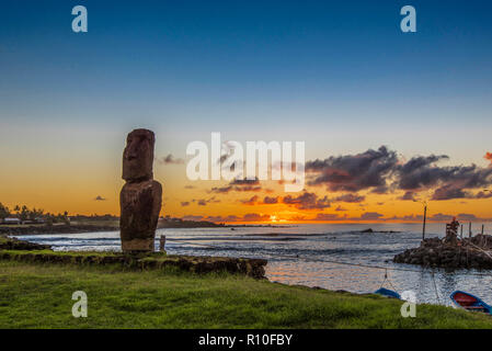 Lonely moai bei Sonnenuntergang in der Nähe der Marina von Hanga Roa Stockfoto