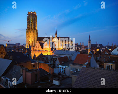 Panorama der beleuchtete Stadt Zentrum von Mechelen und des St. Rumbol Kathedrale, kurz nach Sonnenuntergang. Belgien Stockfoto