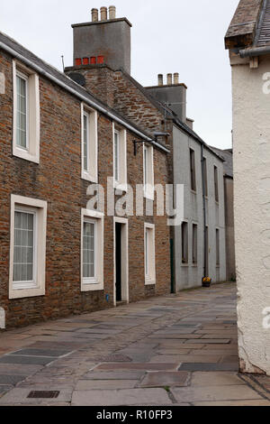 Alfred Street in Stromness, Orkney mit alten Pflastersteinen aus einem Steinbruch in Orphir und Pflastersteinen in der Mitte der Straße. Stockfoto
