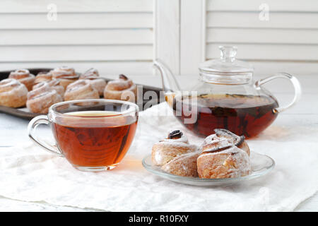 Apple Rosen. Kuchen Apple Rosen aus Blätterteig mit Apfel und Zimt Stockfoto