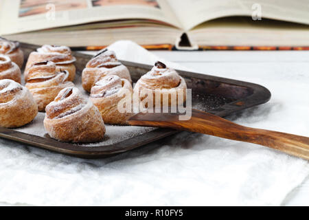 Apple Rosen. Kuchen Apple Rosen aus Blätterteig mit Apfel und Zimt Stockfoto