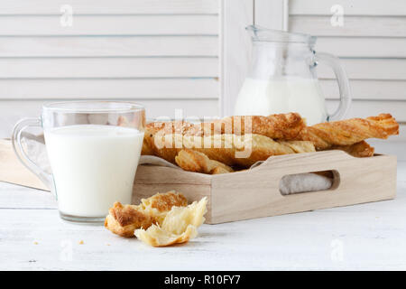Käse Sticks mit Blätterteig auf Holz Fach feine Vorspeise Stockfoto