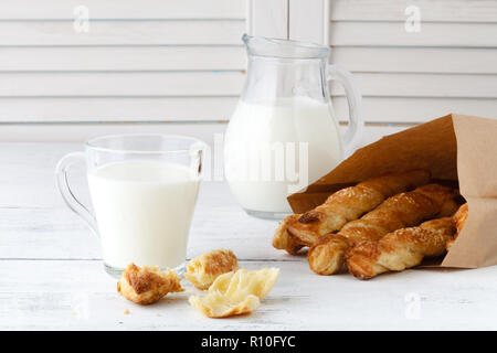 Blätterteig Sticks mit Sesam in einer Papiertüte mit Milch Stockfoto