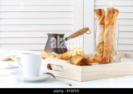 Sticks Blätterteig, gekrönt mit Spice, im Ofen gebacken Stockfoto