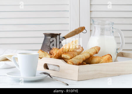 Käse Sticks mit Blätterteig auf Holz Fach feine Vorspeise Stockfoto