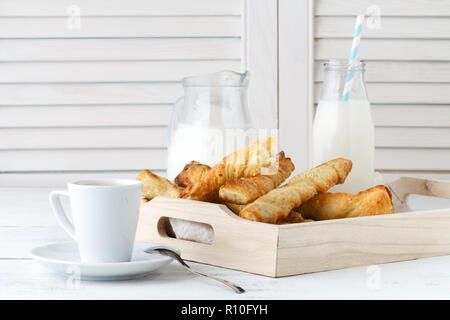 Sticks Blätterteig, gekrönt mit Spice, im Ofen gebacken Stockfoto