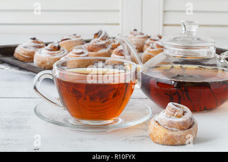 Tasse Kaffee und kleinen Apple Rosen geformter Kuchen. Süßes Dessert Apple Pie. Hausgemachte apple rose Gebäck. Frühstück Tee mit süßen Apfelkuchen Stockfoto