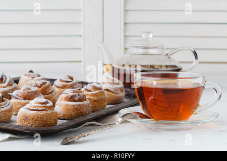 Moderne modische Gebäck - Scones cruffins (puffmaffin), eine Mischung aus einem Croissant und maffin Stockfoto