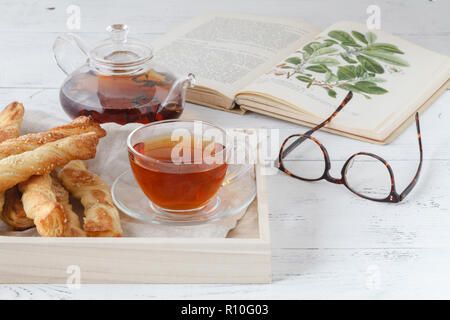 Sticks Blätterteig, gekrönt mit Spice, im Ofen gebacken Stockfoto