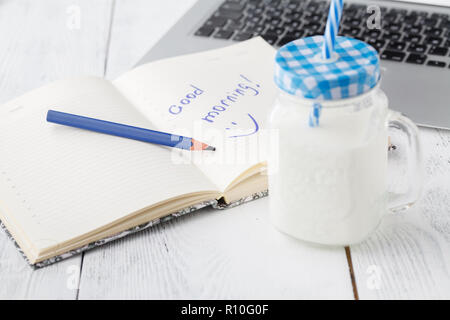 Hausgemachten Smoothie mit in Gläsern mit Hinweis Guten Morgen Stockfoto
