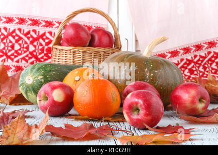Herbst Dekoration mit trockenen Blättern, Kürbisse und mehr Stockfoto