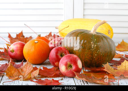 Herbst Dekoration mit trockenen Blättern, Kürbisse und mehr Stockfoto