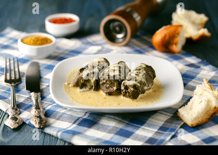 Heiße frische Georgin dolma auf Platte Stockfoto