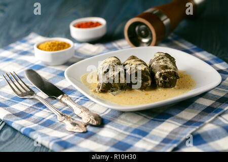 Heiße frische Georgin dolma auf Platte Stockfoto