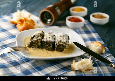 Heiße frische Georgin dolma auf Platte Stockfoto