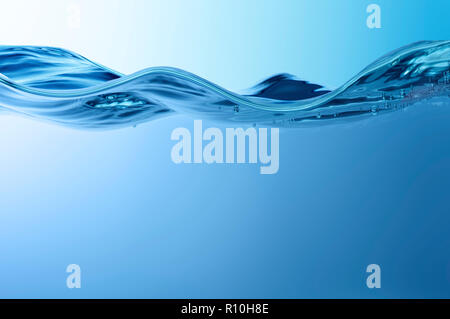 Close up Seitenansicht von Störungen auf der Oberfläche der Wasser, kleine Blasen Stockfoto