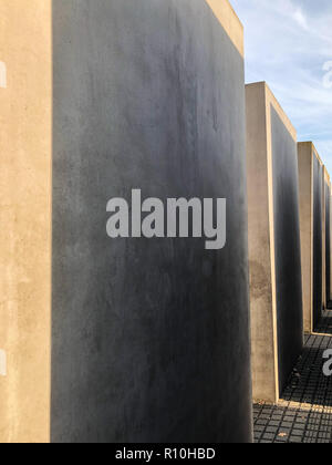 Berlin, Deutschland - November 2018: Denkmal für die ermordeten Juden Europas a.k.a. Hocolcaust Denkmal in Berlin, Deutschland Stockfoto