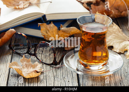 Herbst Kaffee trinken mit türkischem Tee Stockfoto