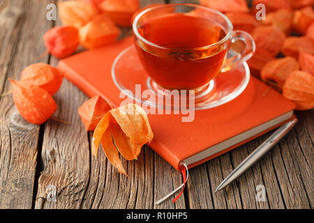 Bücher und Herbstlaub auf Holztisch close-up Stockfoto