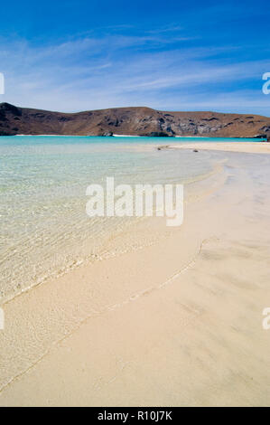 Bild von Balandra Strand und seinen weißen Sand, kristallklares Wasser und wunderschöne Wüste, in La Paz Baja California Sur. Mexiko. Stockfoto