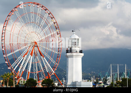 Panorama Riesenrad auf dem Park der Wunder auf dem Damm. Batumi, Georgien Stockfoto