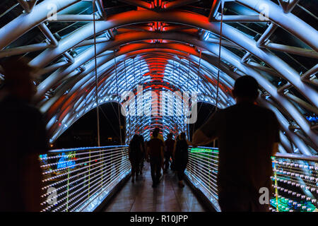 Die Brücke des Friedens ist eine bogenförmige Brücke, ein Stahl- und Glaskonstruktion mit zahlreichen LEDs beleuchtet, über die Kura in der Innenstadt Stockfoto