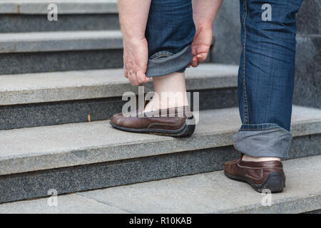 Wandern im Obergeschoss: Nahaufnahme aus Leder Schuhe des Menschen Stockfoto