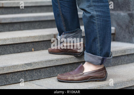 Wandern im Obergeschoss: Nahaufnahme aus Leder Schuhe des Menschen Stockfoto