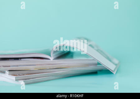 Close up Stapeln von Zeitschriften auf Aquamarin Stockfoto