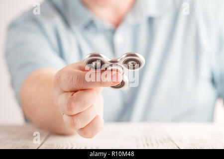 Männliche Hand beliebte zappeln Spinner toy Stockfoto