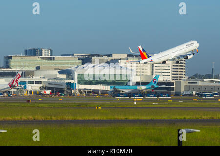 Detail aus Sydney (Kingsford Smith) Airport in Sydney, Australien, zum Internationalen Terminal auf der westlichen Seite des Flughafens. Im Bild: Eine Philippine Airlines Airbus A321 (Rufzeichen: RP-C 9933) unter Start auf der 16R/34L. Stockfoto