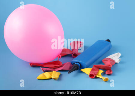 Stapel von mehreren bunten Ballons mit einem unblown bliue Pumpe über es Stockfoto