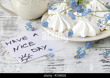 Blumenstrauß aus blauen Vergissmeinnicht, eine Sicht von oben. Das Konzept der Romantik, die Einfachheit, die schreiben, Tagebuch. Stockfoto