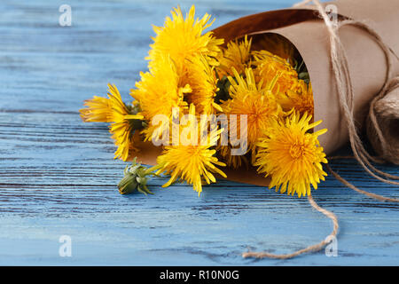 Blumenstrauß aus Löwenzahn auf hölzernen Tisch Stockfoto