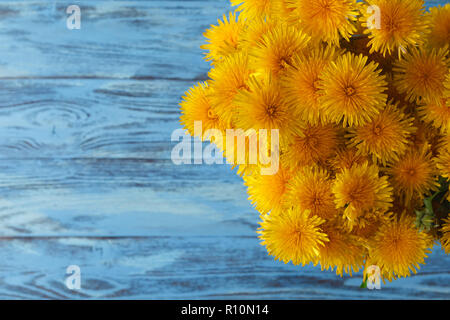 Blumenstrauß aus Löwenzahn auf hölzernen Tisch Stockfoto