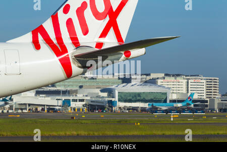 Detail aus Sydney (Kingsford Smith) Airport in Sydney, Australien, zum Internationalen Terminal auf der westlichen Seite des Flughafens. Im Bild: Eine Virgin Airlines Airbus A330-200 (Rufzeichen: VH-Xfe) taxying. Stockfoto