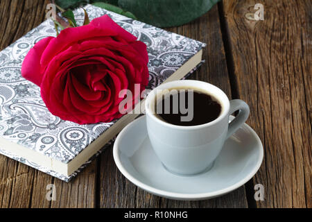 Eine rote Rosen auf dem Notebook. Stockfoto
