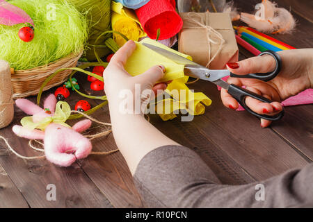 Scrapbooking handgefertigte Konzept. Frau Papier Handwerk Stockfoto