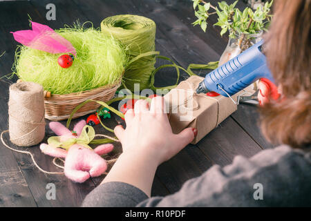 Geschenke in braunem Papier gewickelt, Geburtstag Konzept vorbereiten. Frau Kleber Geschenkbox Stockfoto