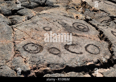 Felszeichnungen in Waikoloa Feld, auf der King's Trail ('Mamalahoa'), in der Nähe von Kona auf der grossen Insel von Hawaii. In vulkanischen Felsen. Stockfoto