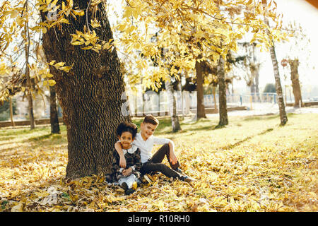 Childrenin ein Park Stockfoto