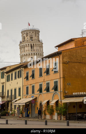 PISA, Italien - 29 Oktober, 2018: Schiefe Turm von Pisa oder freistehenden Glockenturm der Kathedrale in die italienische Stadt Pisa. Stockfoto