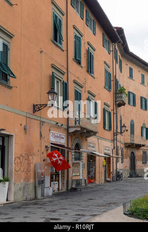 PISA, Italien - 29 Oktober, 2018: die alten Straßen des Zentrums von Pisa mit seinen charakteristischen Ocker Farbe Stockfoto